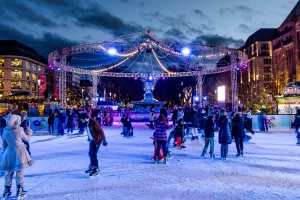 Koe-On-Ice-Eislaufen-abendstimmung-auf-dem-eis Koe-On-Ice-Blick-ueber-das-Eis-auf-historischen-Tritonen-Brunnen