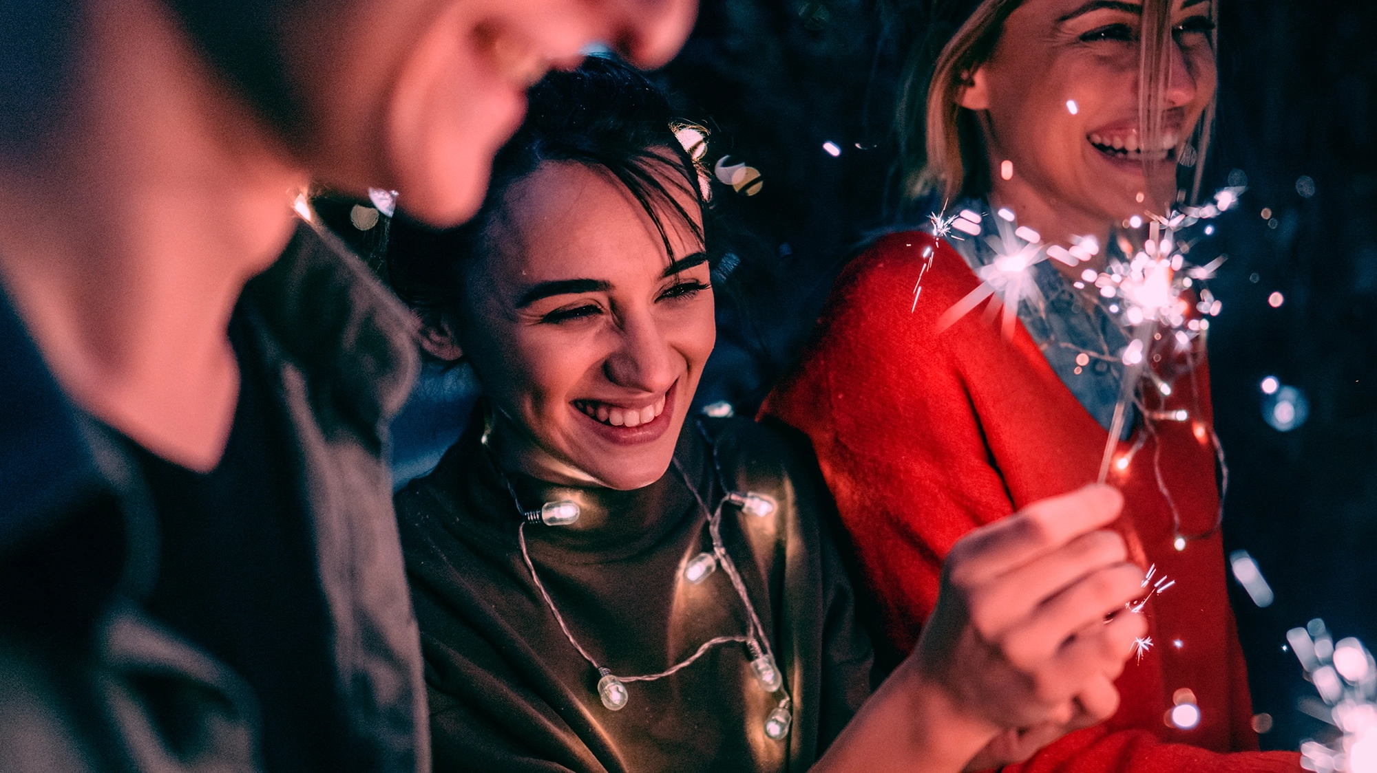 Koe-On-Ice-Menschen-bei-Nacht-feiern-zusammen