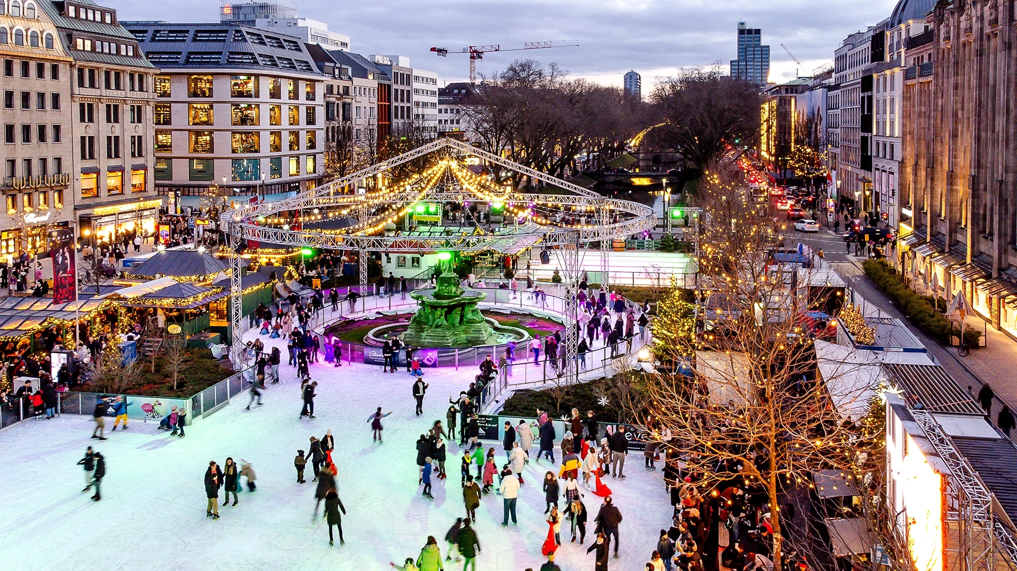 koe-on-ice-Blick-ueber-Eisbahn-in-Richtung-Koe