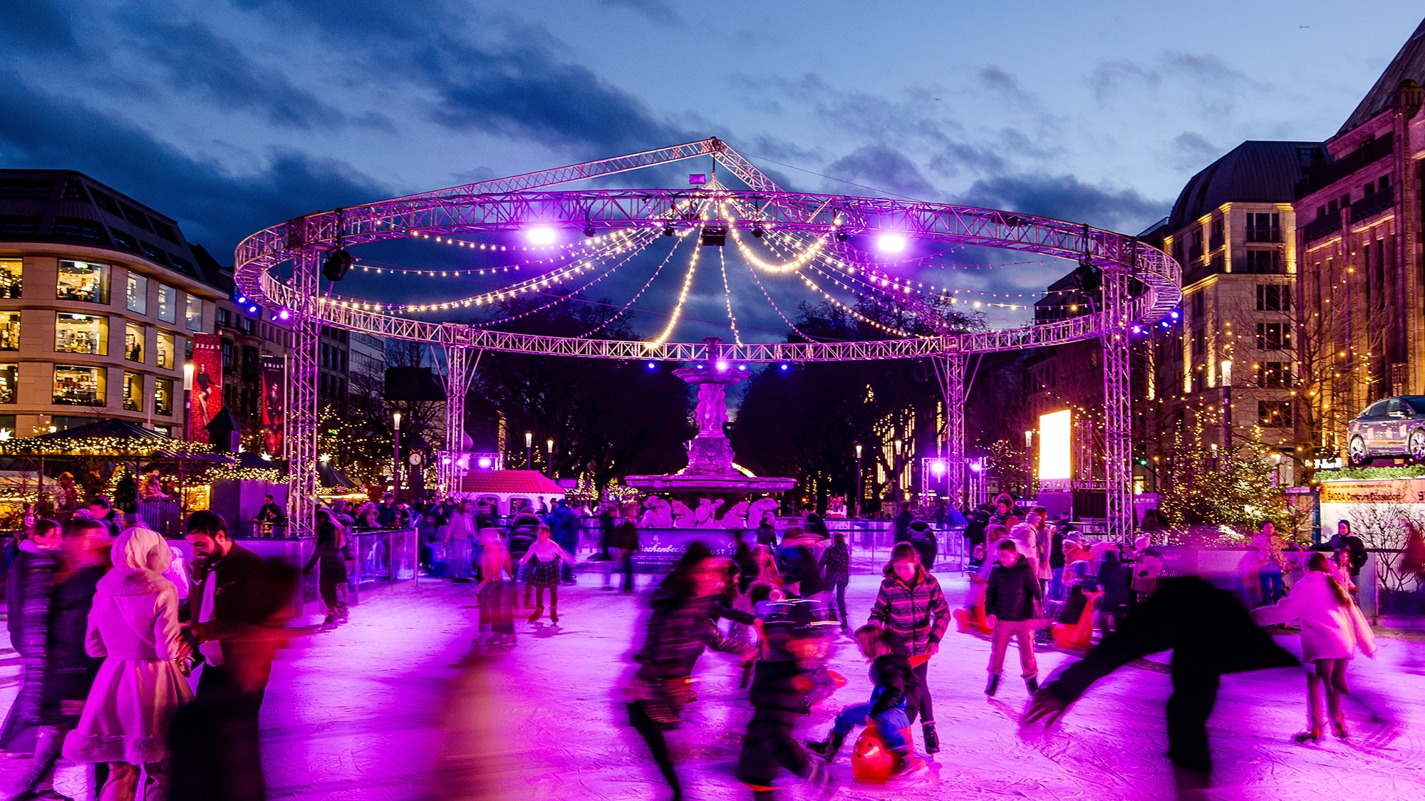 Blick über die stimmungsvolle Eisbahn in Richtung Kögraben und Brunnen. Sehen und gesehen werden.
