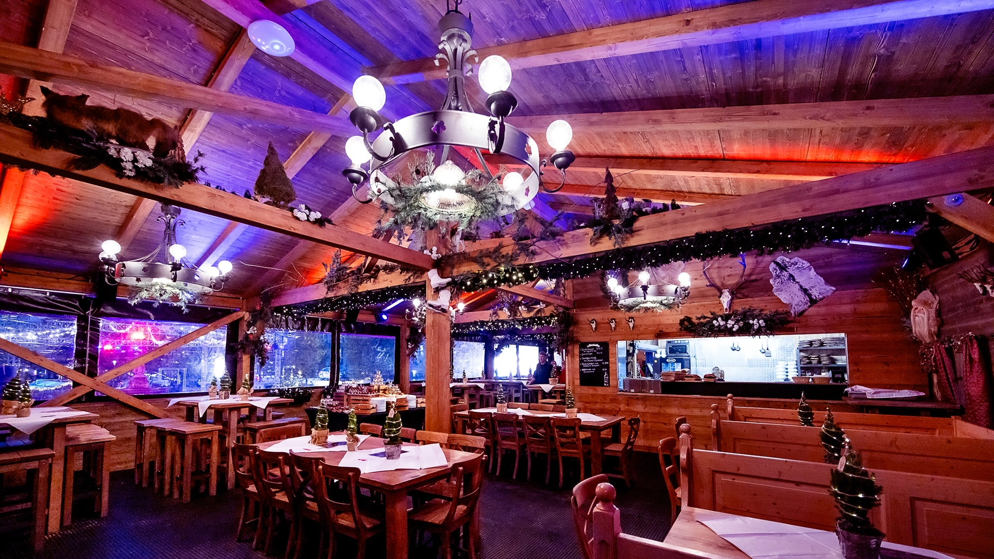 Koe-On-Ice-Fuechschen-Alm-Restaurant-von-innen