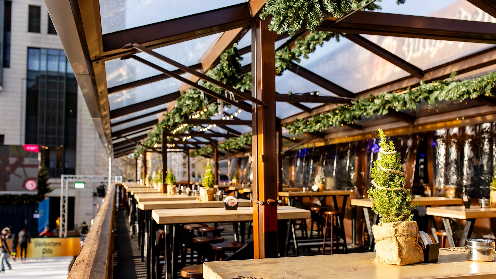 Koe-On-Ice-Fuechschen-Alm-Terasse-in-der-Sonne-zum-entspannten-Verweilen