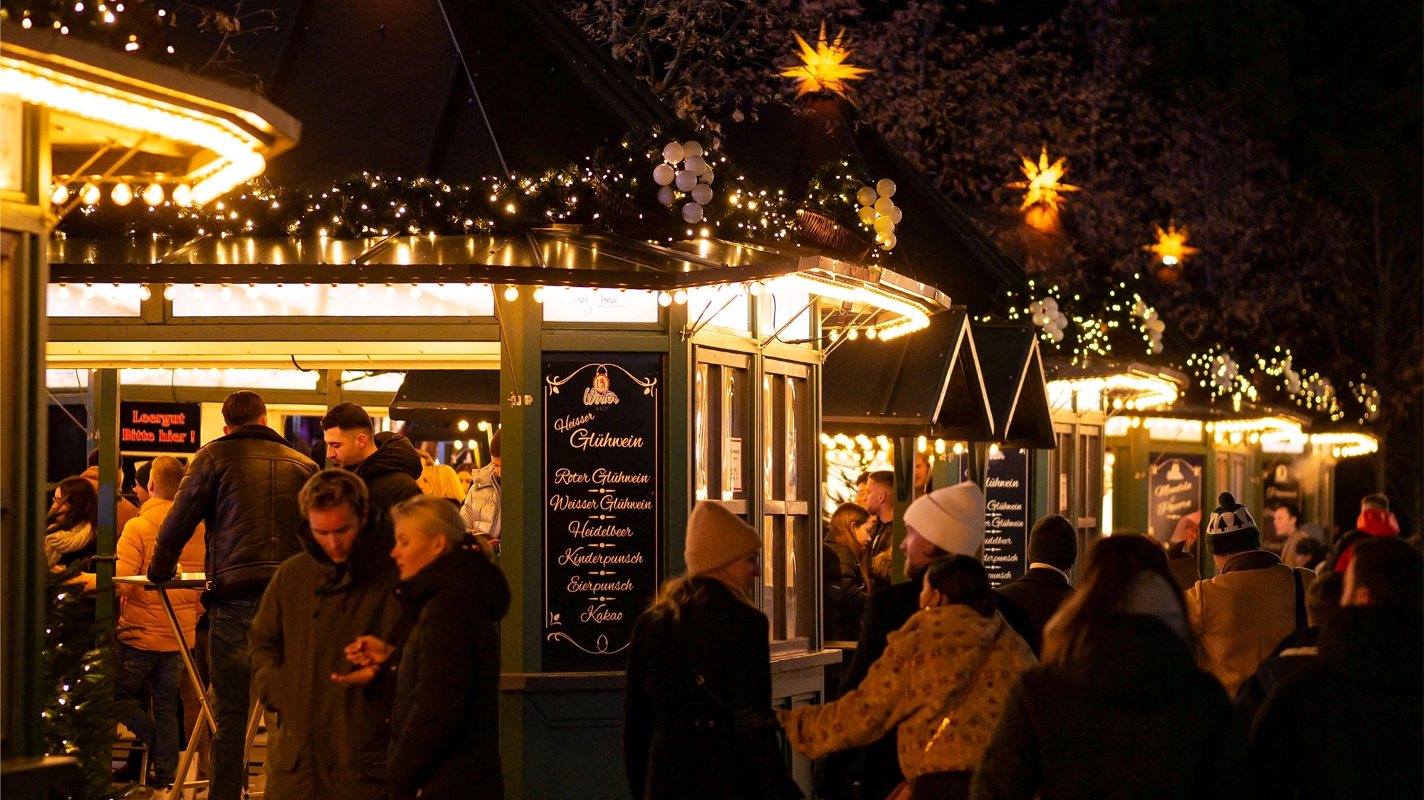 Koe-On-Ice-Menschen-auf-dem-Weihnachtsmarkt-zur-Koe